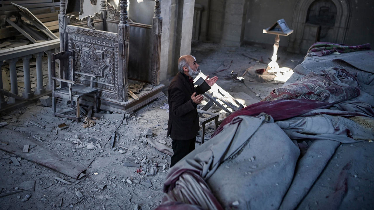 رجل ستيني يصلي داخل كاتدرائية متضررة من القصف في شوشة في أذربيجان في 13 تشرين الأول/أكتوبر 2020