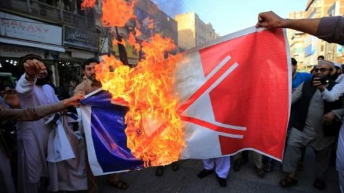 متظاهرون غاضبون يحرقون علمًا فرنسيًا في بيشاور الباكستانية الإثنين