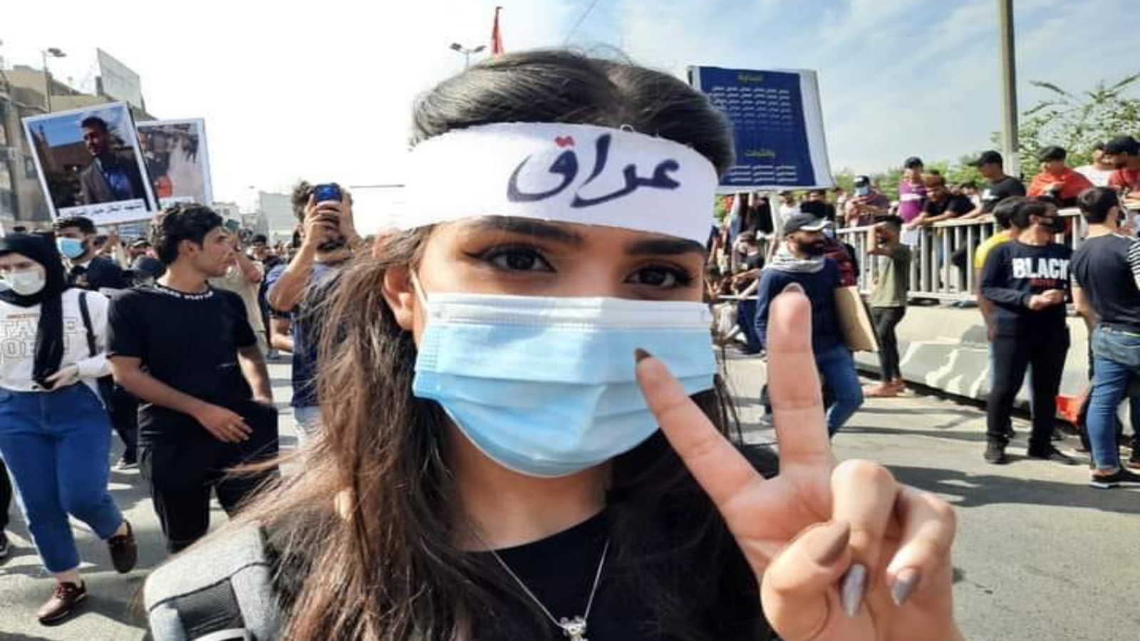 شابة عراقية تشارك في تظاهرات اليوم