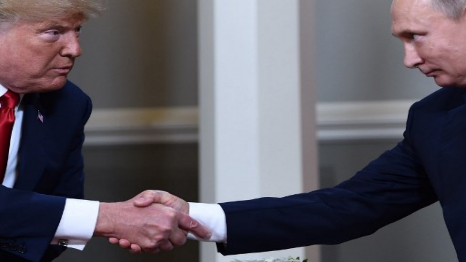 الرئيس الأميركي دونالد ترمب والرئيس الروسي فلاديمير بوتين يتصافحان قبل اجتماع في هلسنكي. كان الرئيس الأمريكي دونالد ترمب عام 2018