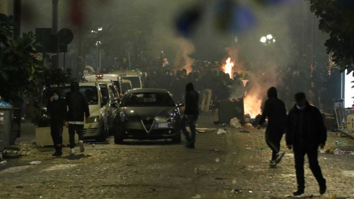 صدامات بين محتجين على تشديد الإجراءات الصحية والشرطة في مدن إيطالية عدة