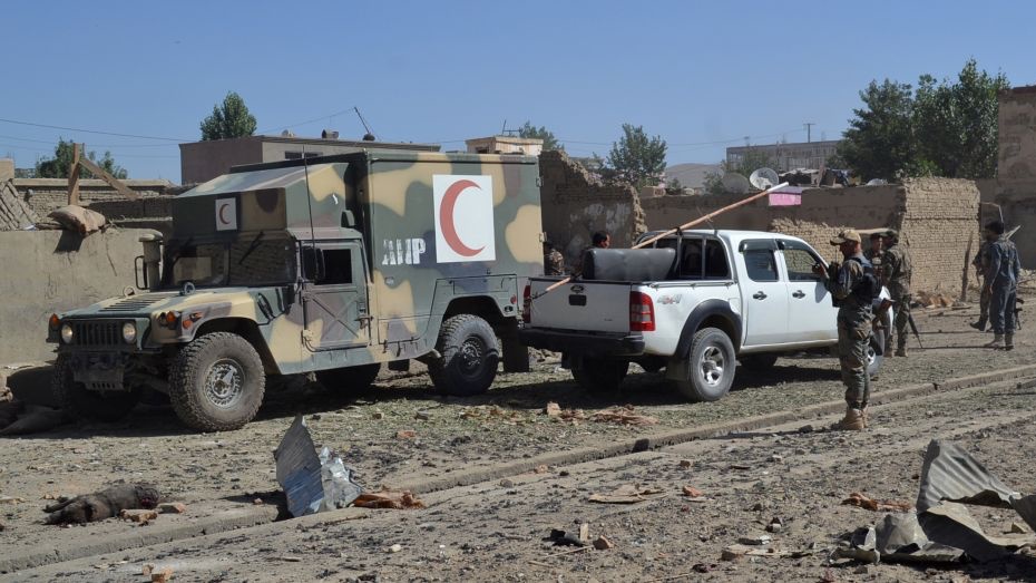عناصر من الأمن الأفغاني في موقع تفجير سيارة مفخخة استهدفت وحدة استخبارات في غزني. 7 يوليو 2019. 