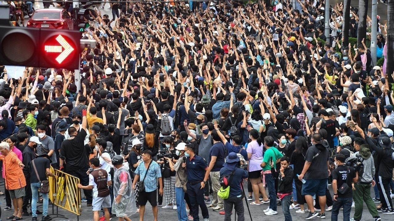 متظاهرون مؤيدون للديموقراطية يرفعون أيديهم بثلاثة أصابع خلال تظاهرة في بانكوك في 17 تشرين الأول/أكتوبر 2020