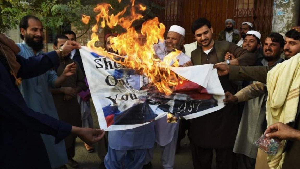 باكستانيون غاضبون يحرقون صور الرئيس الفرنسي في كيتا الثلاثاء