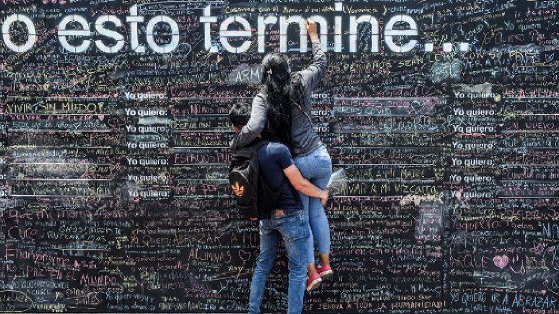 شاب يحمل فتاته في ليما لتكتب أمنيتها لما بعد كورونا على 