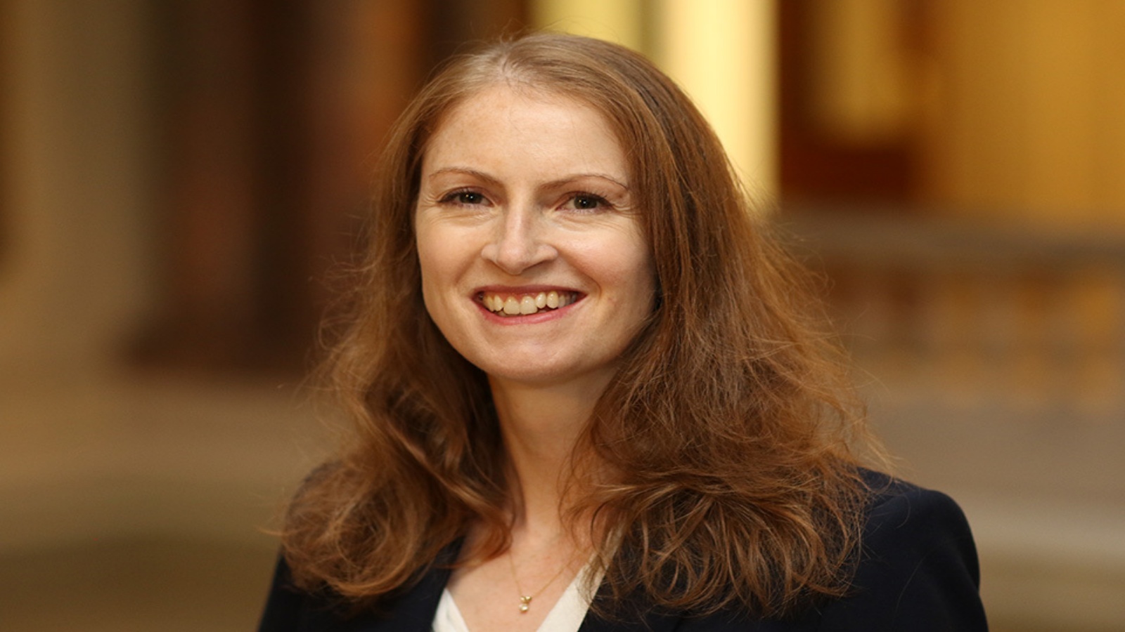 بليندا لويس السفيرة البريطانية الجديدة لدى الكويت