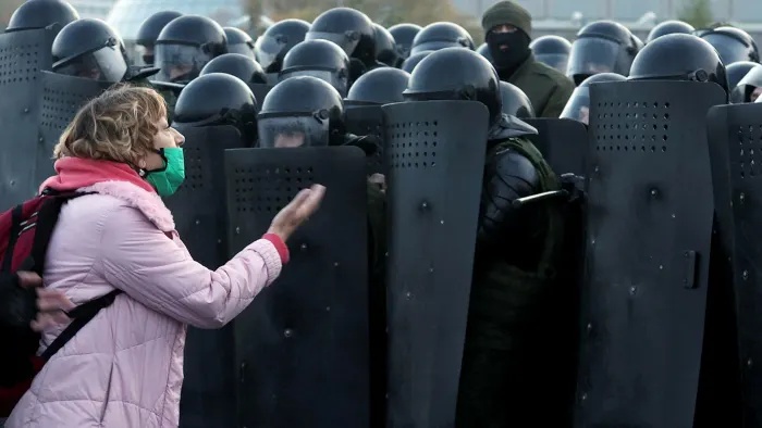 امرأة تتجادل مع قوات الأمن خلال تجمع حاشد للمعارضة في مينسك الأحد