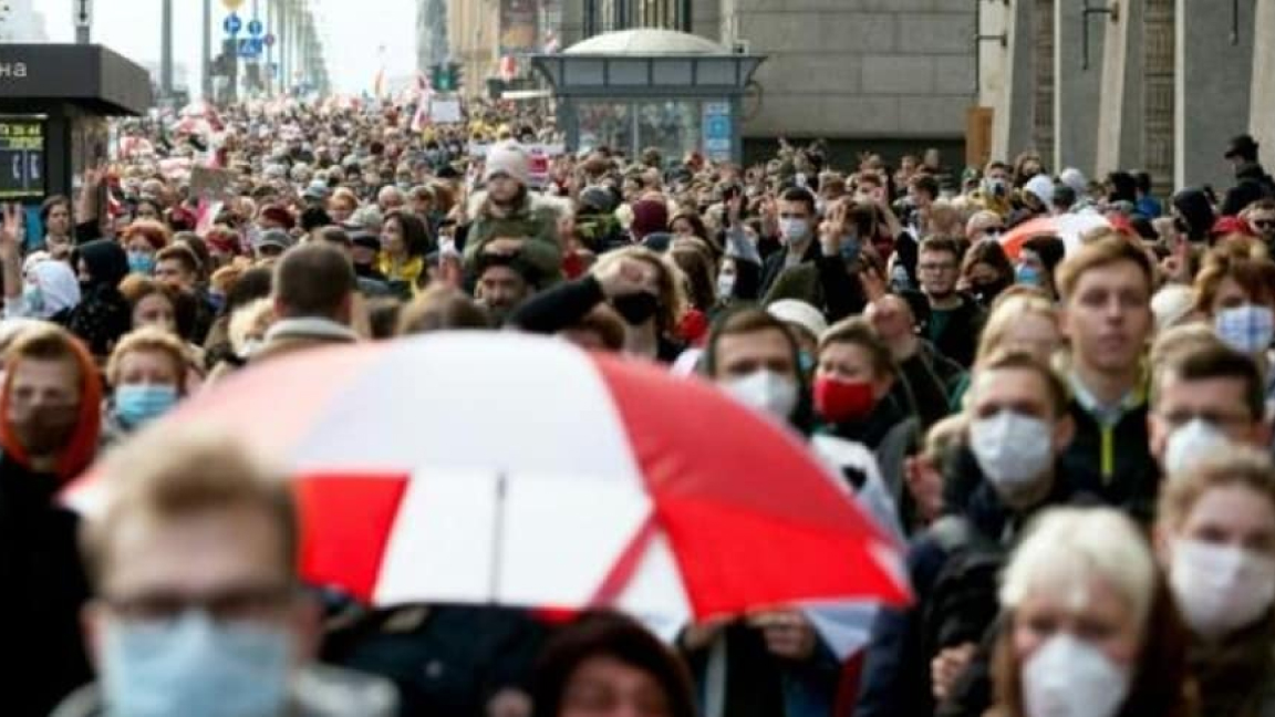 محتجون يشاركون في الإضراب العام على مستوى بيلاروسيا في مينسك الإثنين