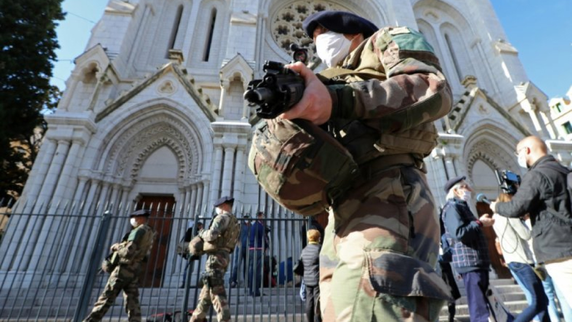 رجال أمن فرنسون يحمون كنيسة نوتردام في نيس الجمعة