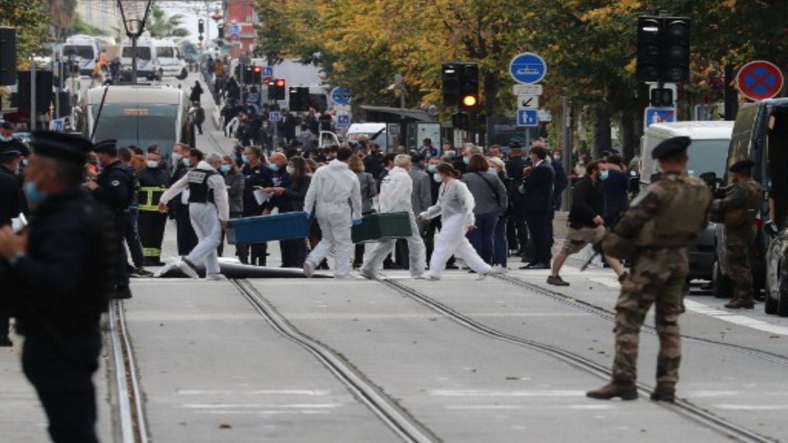 ضباط الطب الشرعي في موقع هجوم بسكين بينما يقف جنود فرنسيون يحرسون الشارع في نيس في 29 أكتوبر 2020
