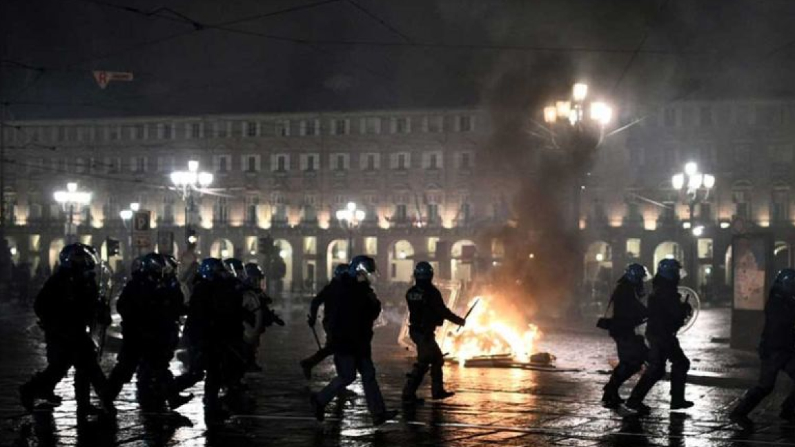 الشرطة الإيطالية تقمع المحتجين على تشديد التدابير الصحية في ميدنة تورين الإثنين