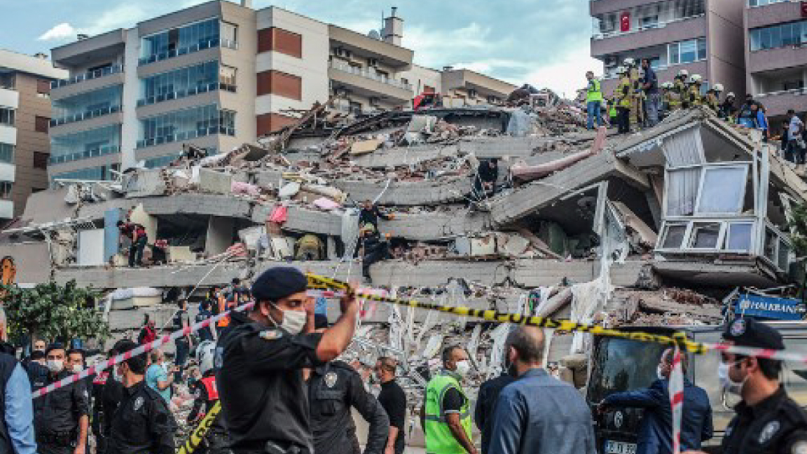 بناء انهار في أزمير جراء الزلزال الذي ضرب تركيا الجمعة