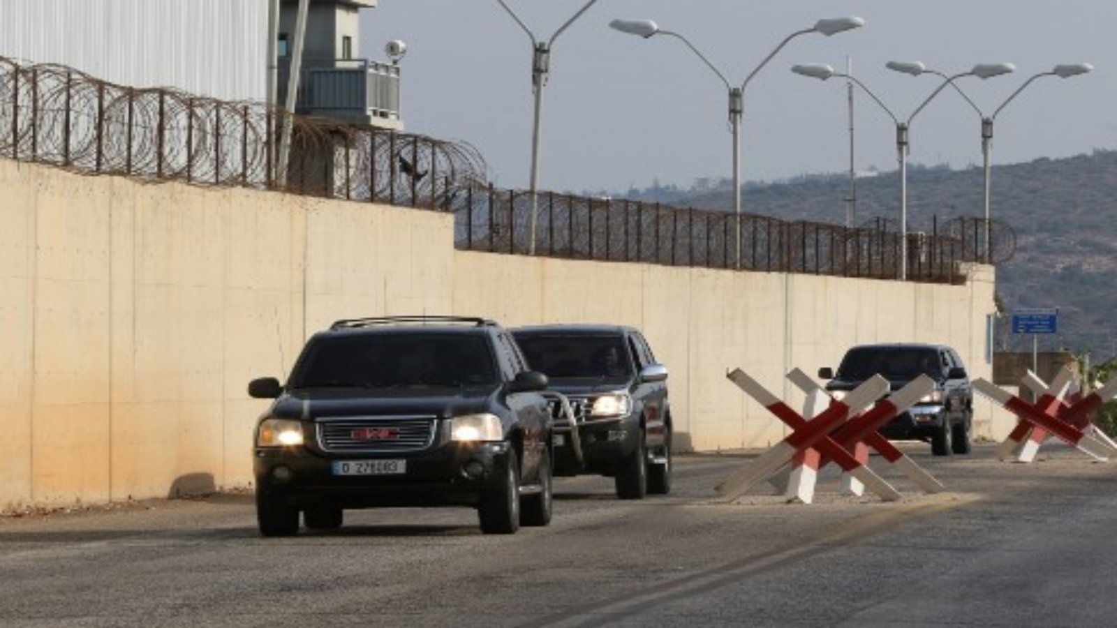 قافلة المندوبين اللبنانيين تتجه عبر بلدة الناقورة الحدودية جنوب لبنان باتجاه قاعدة الأمم المتحدة للجولة الثانية من المحادثات في 28 تشرين الأول / أكتوبر 2020 بين لبنان وإسرائيل حول ترسيم الحدود البحرية بين البلدين