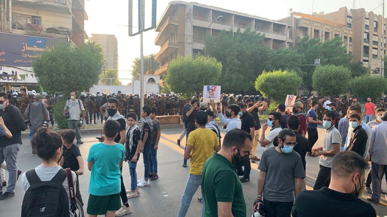 متظاهرون غاضبون بمواجهة حماية السفارة الفرنسية في بغداد