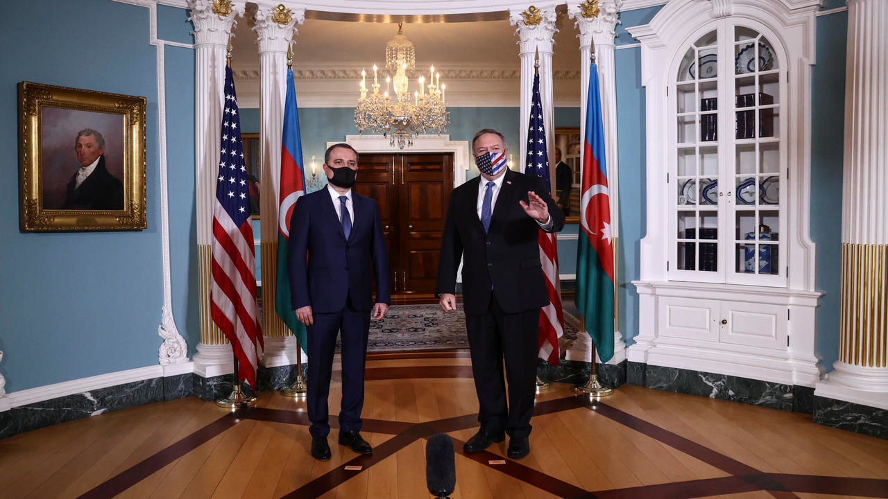وزير الخارجية الأميركي مايك بومبيو (يمين) رفقة وزير الخارجية الأذربيجاني جيهون بيرموف في واشنطن بتاريخ 23 تشرين الأول/أكتوبر 2020 