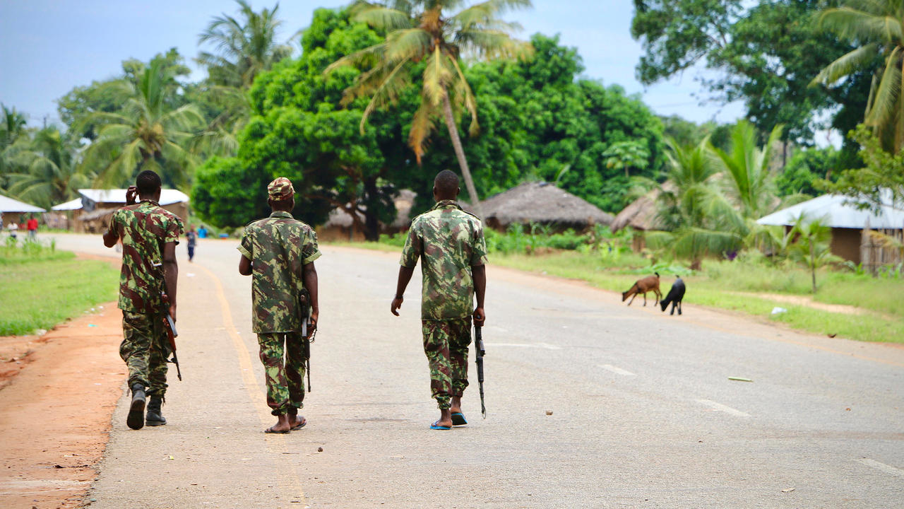 جنود في أحد شوارع مدينة حدودية شمالية في موزمبيق، في السابع من مارس 2018