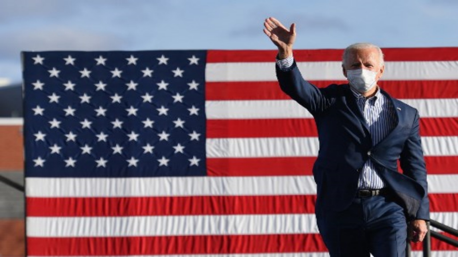 المرشح الديمقراطي للرئاسة ونائب الرئيس السابق جو بايدن يلوح لأنصاره قبل التحدث في مدرسة دالاس الثانوية في دالاس بنسلفانيا في 24 أكتوبر 2020