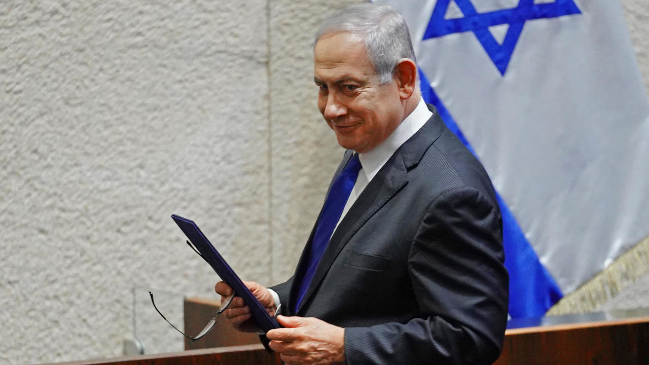 صورة موزعة من البرلمان الإسرائيلي يظهر فيها رئيس الوزراء الإسرائيلي بنيامين نتانياهو خلال جلسة قسم يمين حكومته في 17 أيار/مايو 2020 