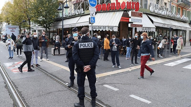رجل أمن فرنسي يقف في الشارع الذي شهد الاعتداء الإرهابي الإسلامي في نيس