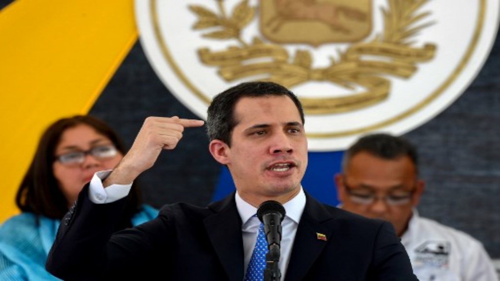  زعيم المعارضة الفنزويلي والرئيس بالنيابة الذي نصب نفسه خوان غوايدو أثناء حديثه خلال اجتماع مع ممثلي النقابات في الاتحاد الطبي الفنزويلي في كاراكاس.