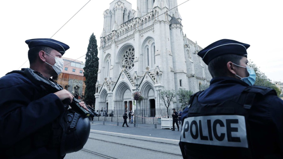 شرطيان يحرسان كنيسة نوتردام في نيس بعد الهجوم