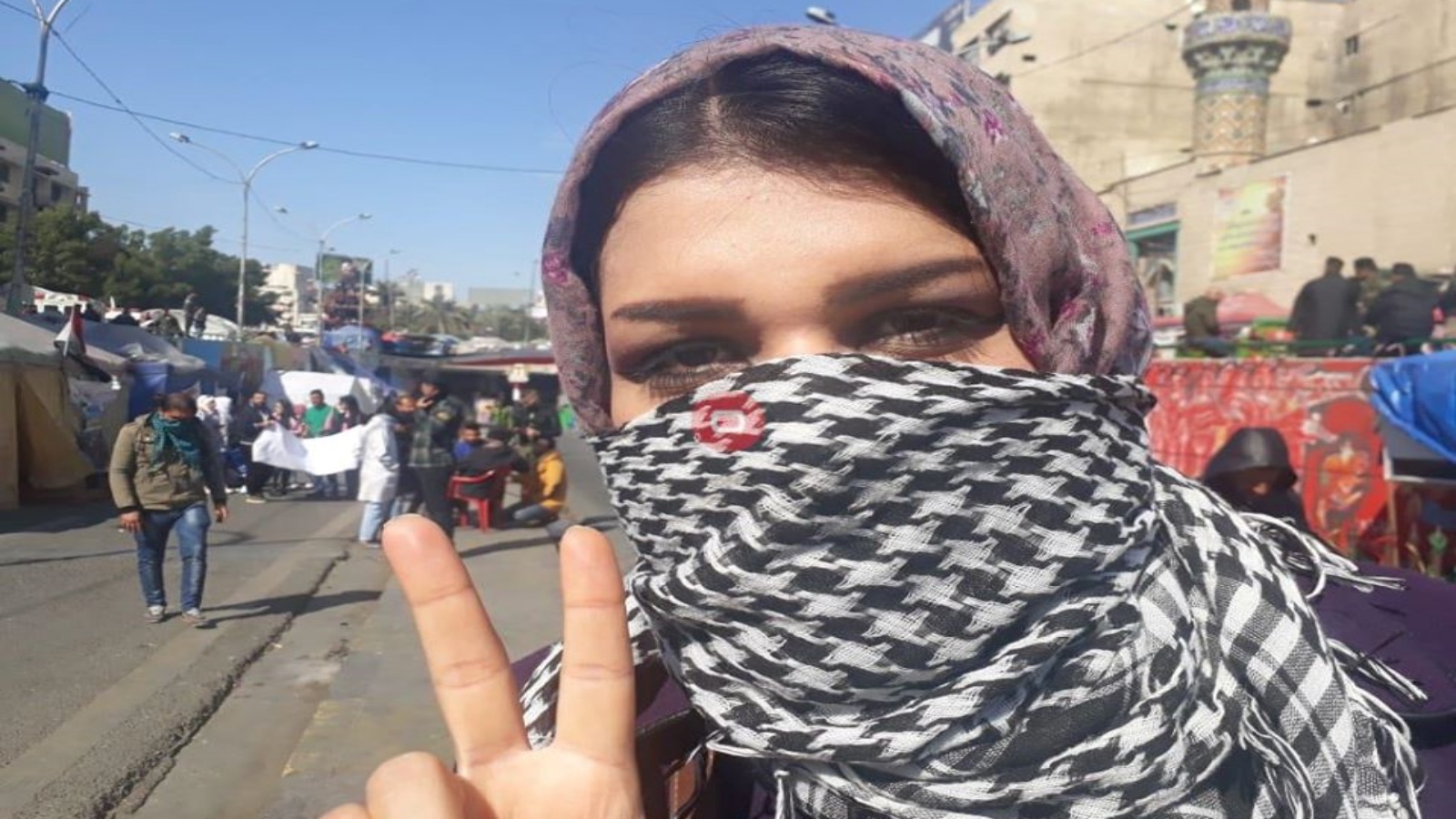 فتاة عراقية تشارك في التظاهرات الشعبية وسط بغداد