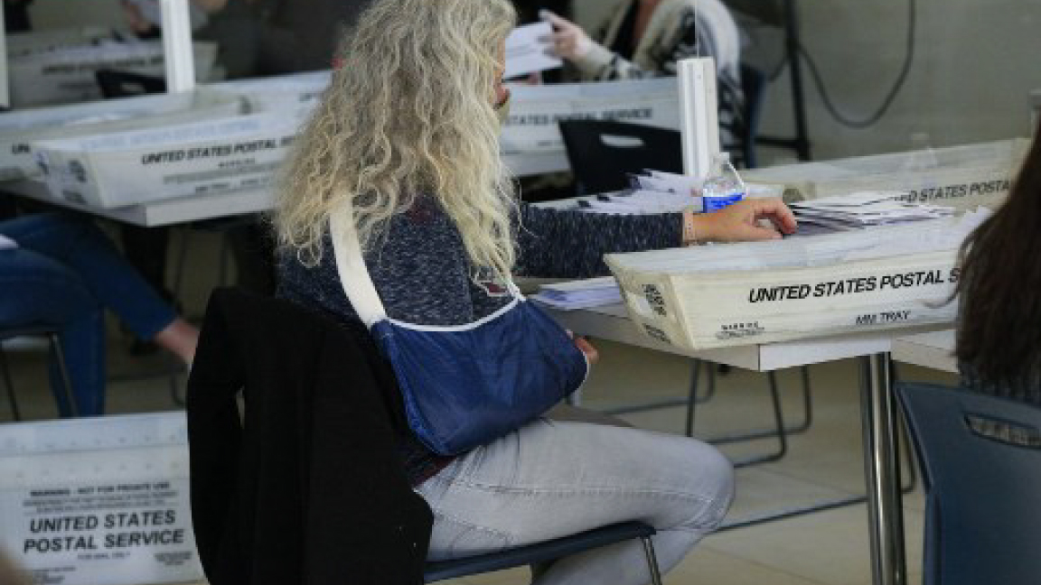موظفة تفرز الأصوات في أحد مراكز الاقتراع في بنسيلفانيا الثلاثاء