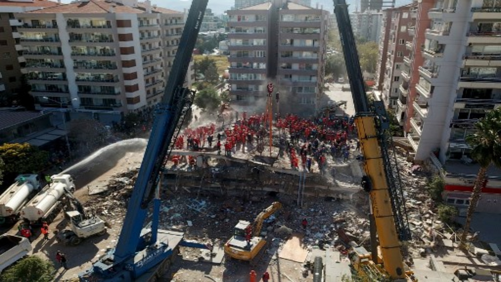 منظر جوي تم التقاطه في 1 نوفمبر 2020 متطوعين وأفراد إنقاذ يبحثون عن ناجين في مبنى منهار في إزمير بعد زلزال قوي ضرب الساحل الغربي لتركيا وأجزاء من اليونان.