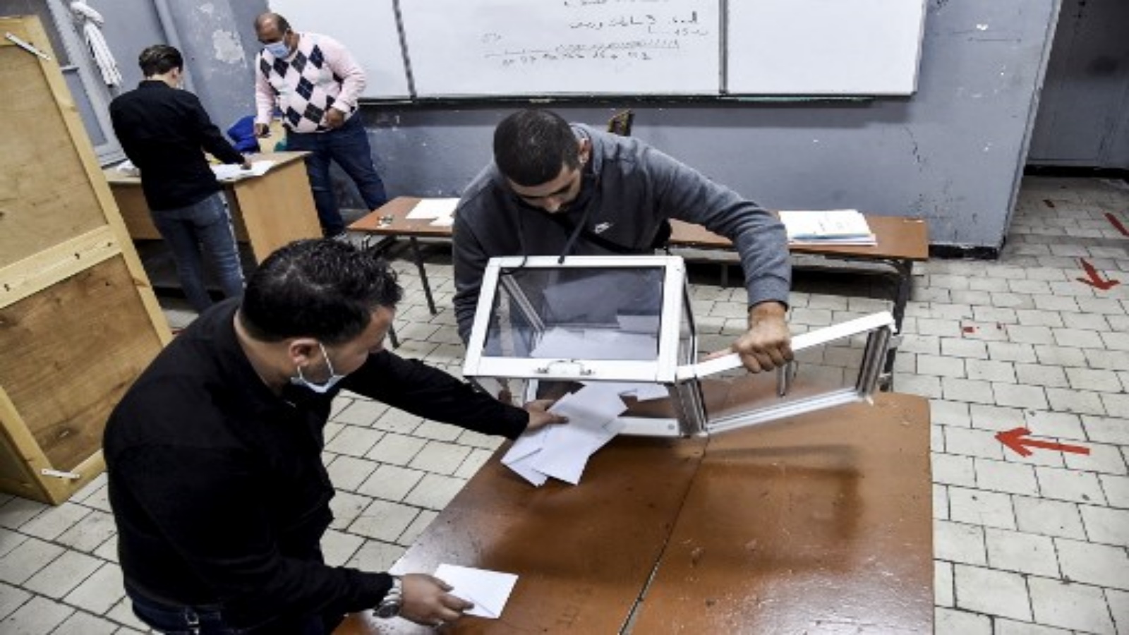 موظفو مركز الاقتراع يفرغون صناديق الاقتراع لبدء العد بعد انتهاء التصويت على الدستور المعدل في محطة بالعاصمة الجزائرية الجزائر في 1 نوفمبر 2020.
