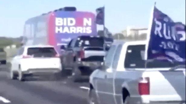 صورة من مقطع فيديو على تويتر يُظهر مجموعة سيارات كان يُلوّح مَن بداخلها بأعلام مؤيدة لترمب
