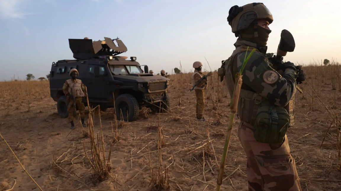 صورة أرشيفية لجنديين فرنسيين من قوة برخان على الحدود بين مالي والنيجر 