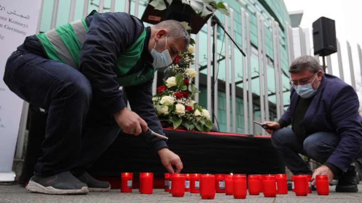 مسلمون يضيئون الشموع الجمعة خارج سفارة النمسا في برلين عن روح ضحايا اعتداءات فيينا 