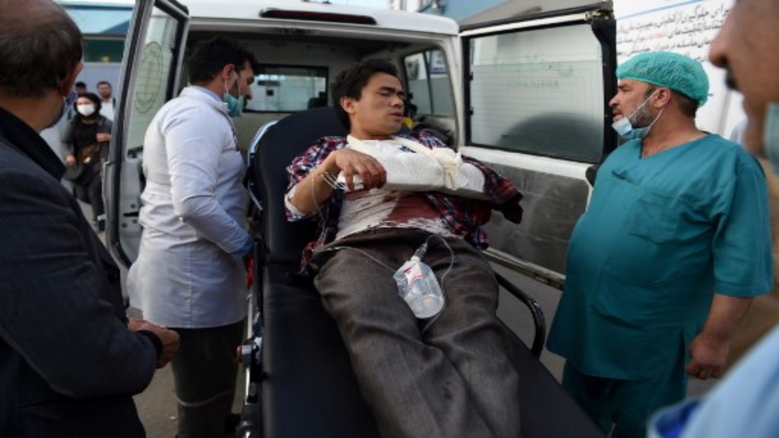 رجل أصيب بعد أن اقتحم مسلحون جامعة كابول يصل في سيارة إسعاف إلى مستشفى الاستقلال في كابول في 2 نوفمبر 2020