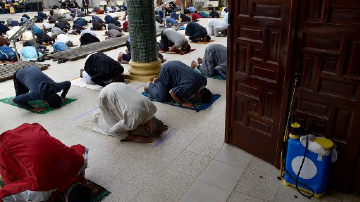 جزائريون يصلون الجمعة اليوم في أحد مساجد الجزائر العاصمة