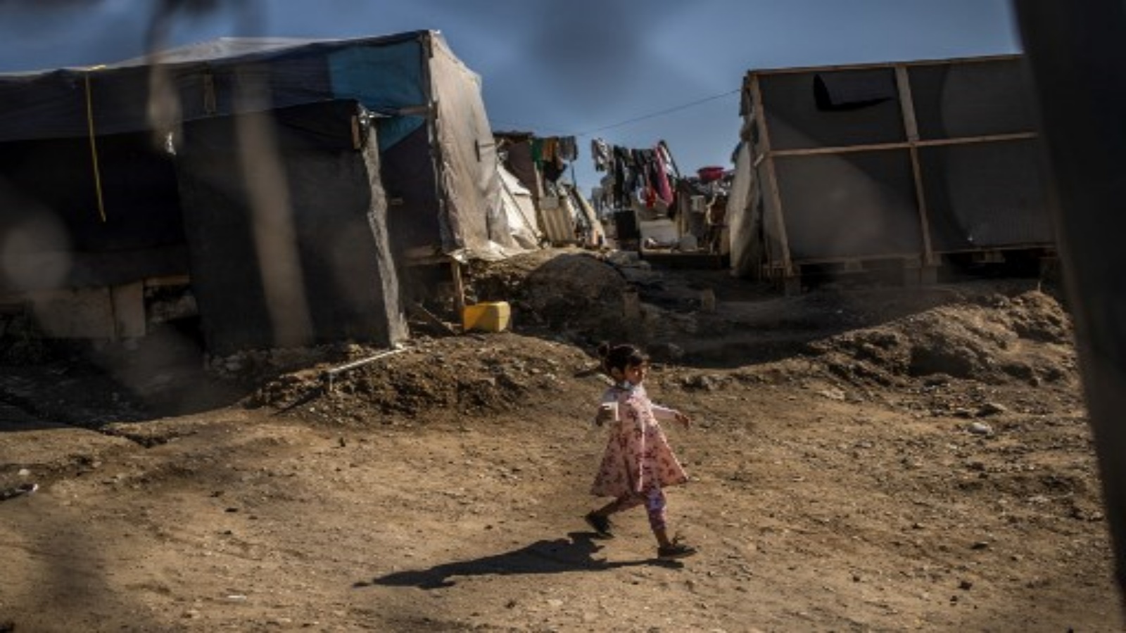 طفلة تمشي بين الخيام في مخيم مؤقت بجوار مخيم ساموس للاجئين في جزيرة ساموس ، 1 نوفمبر ، 2020.