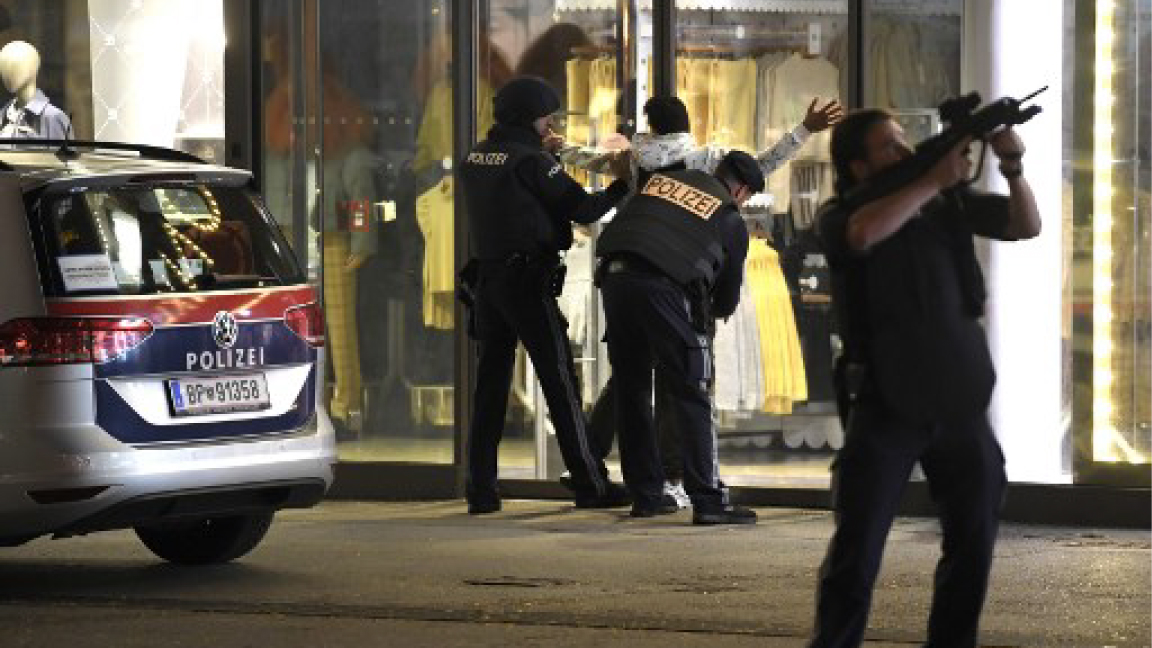 الشرطة النمساوية تحاول السيطرة على رجل بعد إطلاق النار في فيينا الإثنين