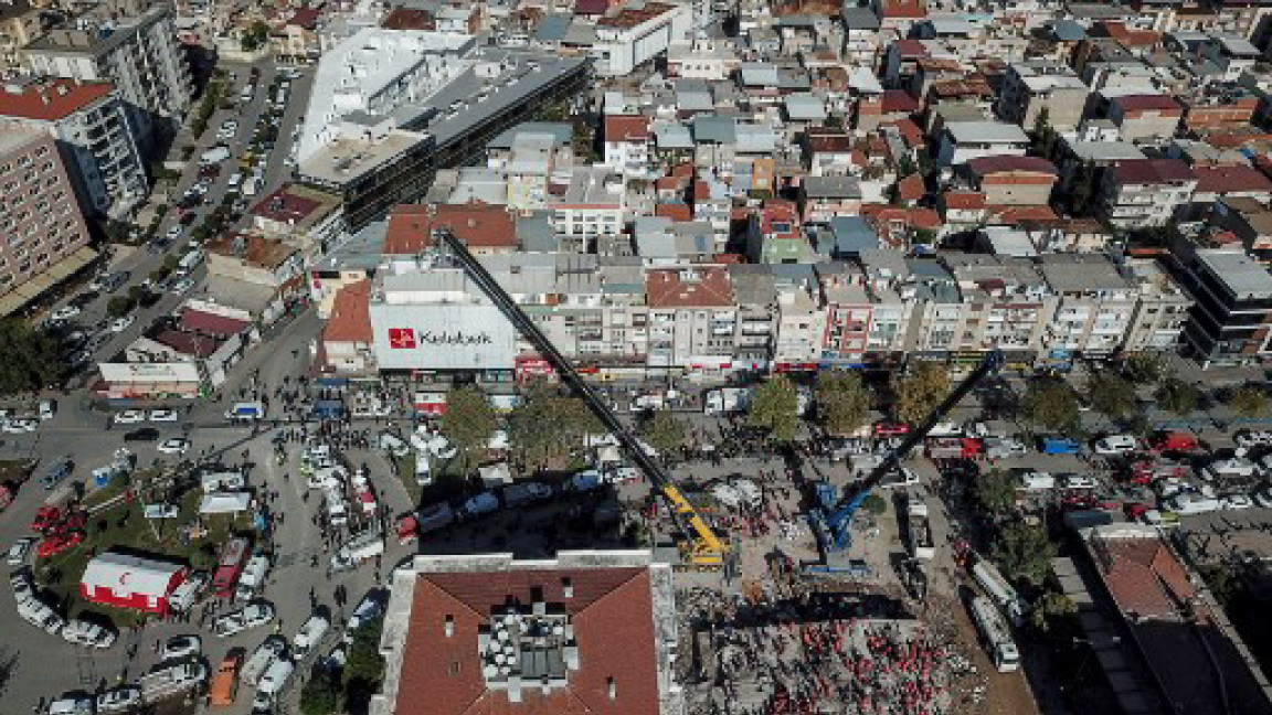 صورة جوية التقطت الأحد لعمال إغاثة يبحثون عن ناجين تحت أنقاض منازل في أزمير ضربها الزلزال