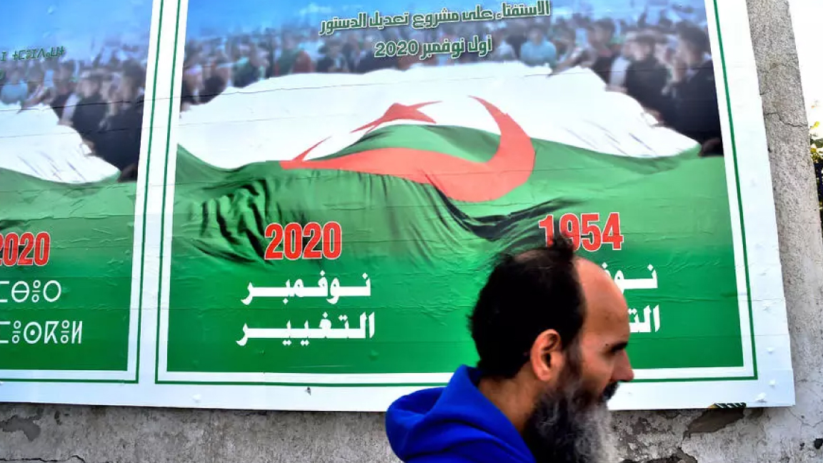 دزائري يسير بجانب ملصق للاستفتاء على تعديل الدستور الذي يجري الأحد 