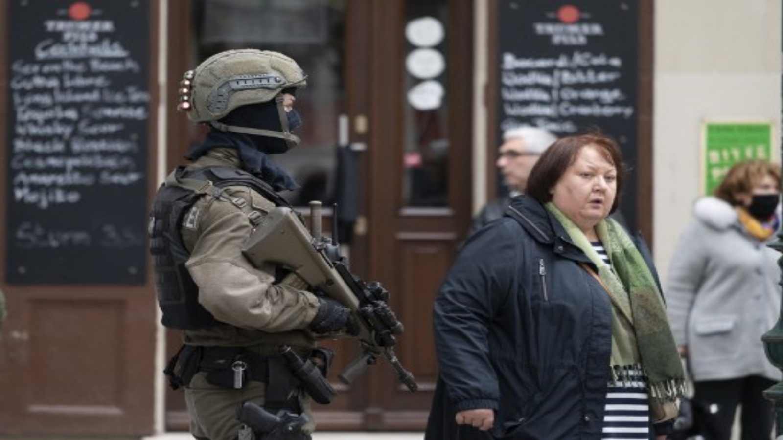 عنصر من وحدة الشرطة الخاصة يقف بالقرب من موقع هجوم إرهابي في فيينا ، النمسا ، في 4 نوفمبر 2020