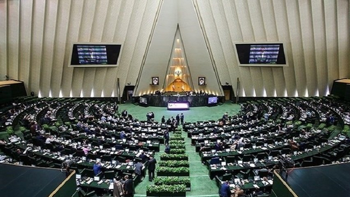الشوري الإيراني يصدر قرارًا ملزمًا للحكومة حول اليورانيوم المخصب