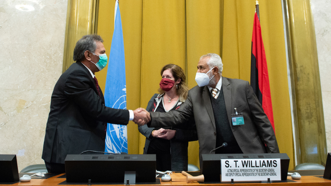 المبعوثة الأممية ستيفاني ويليامز بين رئيسي الوفدين الليبيين الإثنين