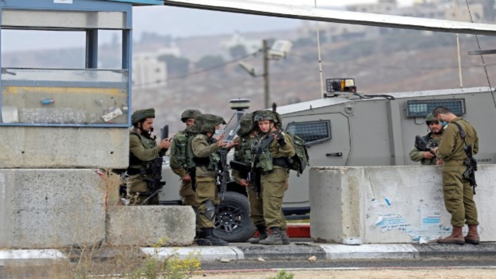 جنود إسرائيليون يتجمعون عند حاجز بالقرب من نابلس في الضفة الغربية المحتلة حيث قُتل فلسطيني أطلق النار على جنود إسرائيليين في 4 نوفمبر 2020