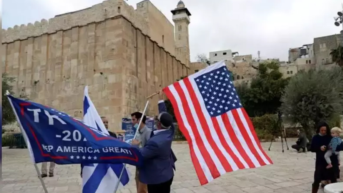 مستوطنون إسرائيليون يرفعون شعارات ترمب