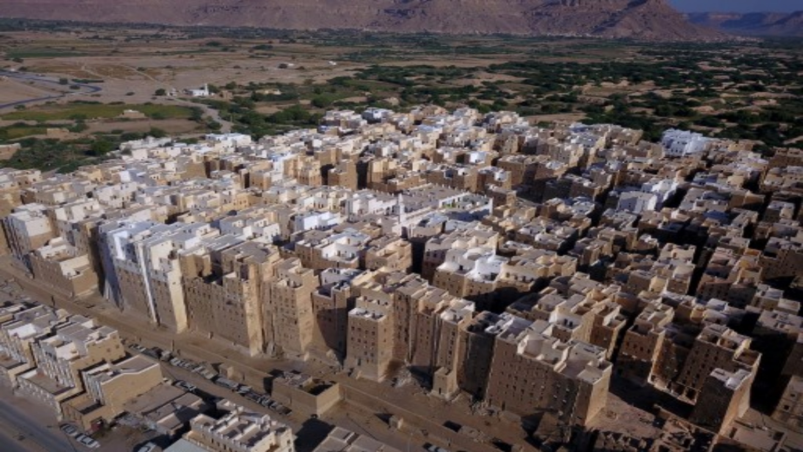 صورة جوية التقطت في 17 أكتوبر 2020 ، تُظهر منظرًا لمدينة شبام في محافظة حضرموت وسط اليمن على خلفية ما يشبه جراند كانيون تقف مدينة شبام اليمنية القديمة ، 