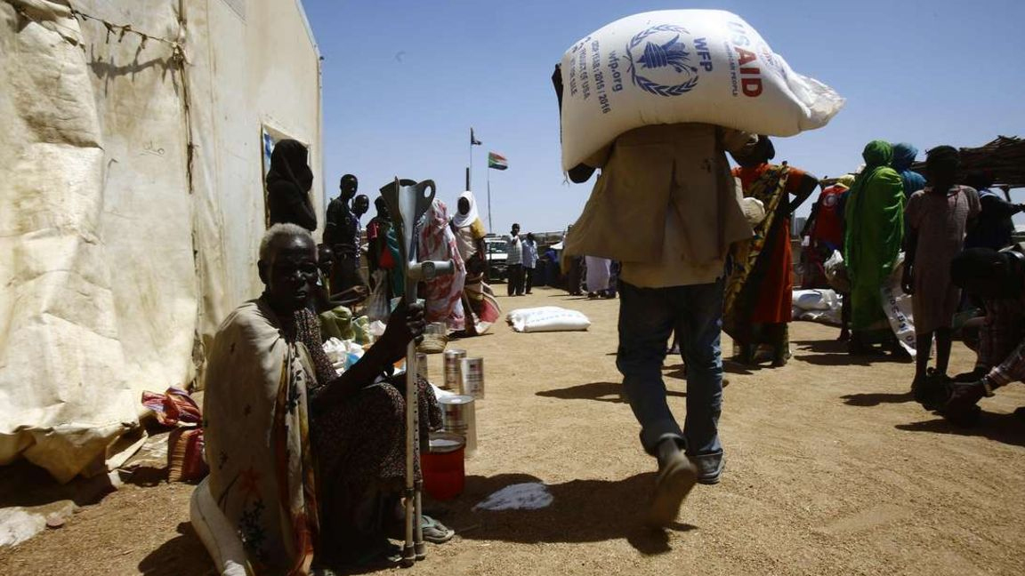صور من الأرشيف لعمال إغاثة دوليين يوزعون مساعدات غذائية في جنوب السودان