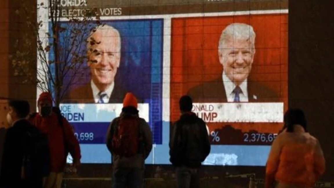 مواطنون يتابعون العملية الانتخابية على شاشة عملاقة قرب البيت الابيض في واشنطن الأربعاء