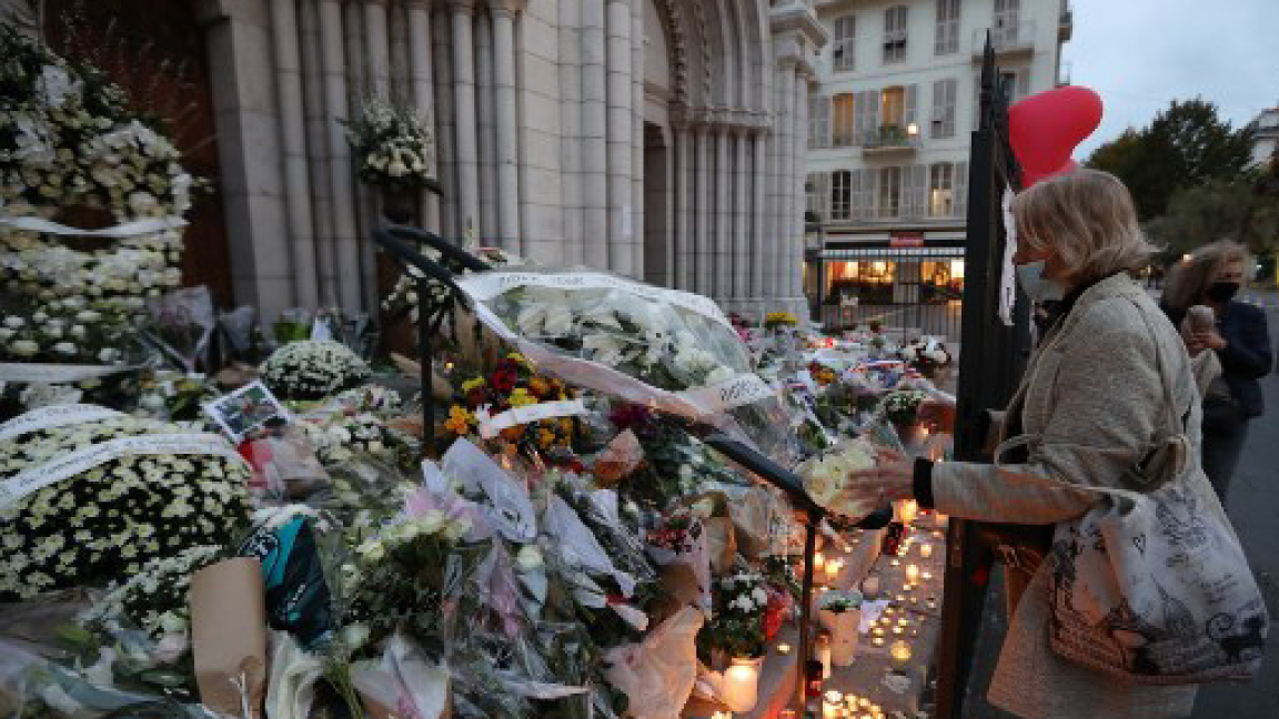 فرنسيون يتذكرون ضحايا هجوم نيس أمام الكنيسة حيث وقع الحادث