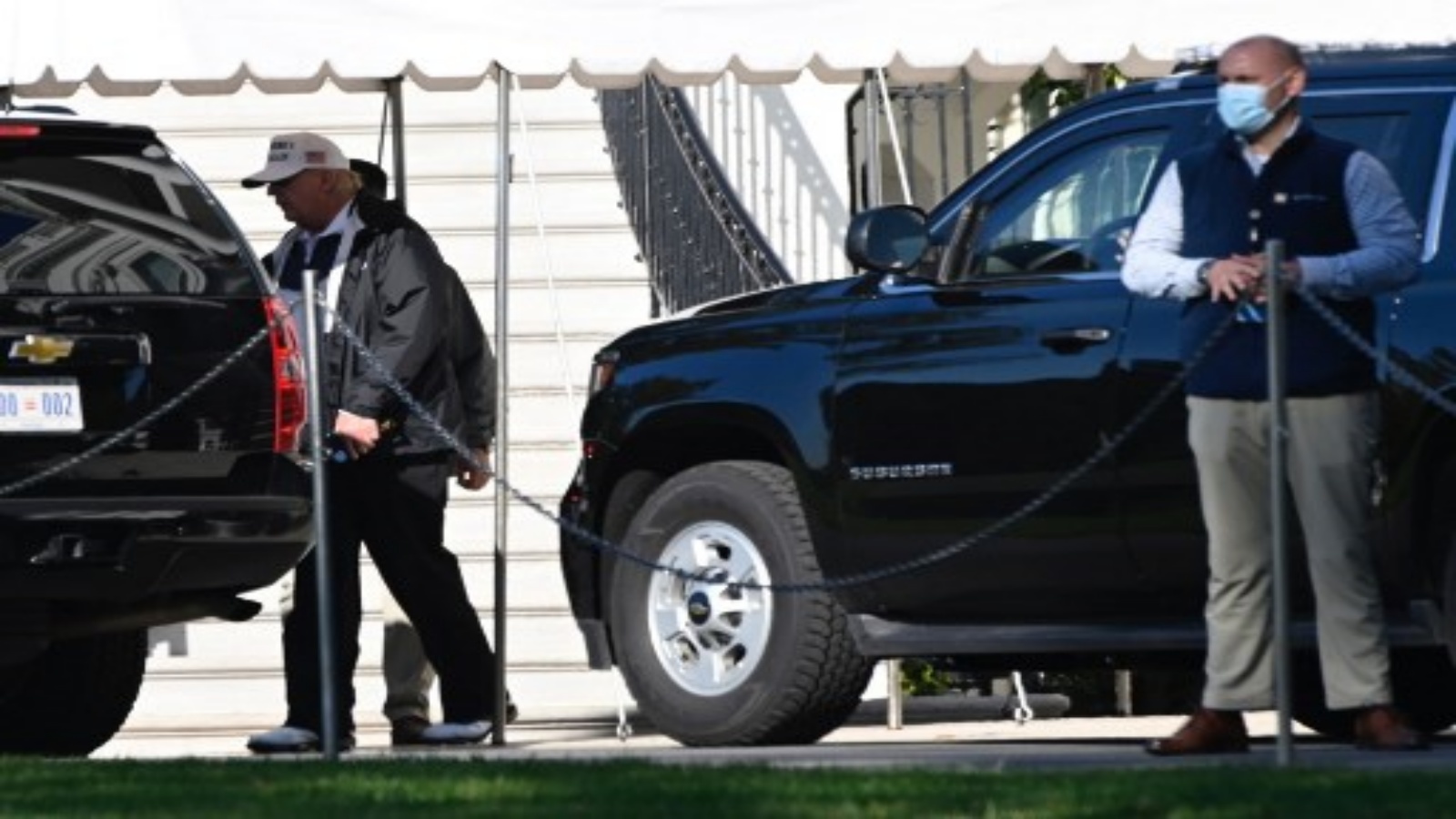 الرئيس الأمريكي دونالد ترامب يسير إلى موكب السيارات في الحديقة الجنوبية للبيت الأبيض في واشنطن العاصمة في 7 نوفمبر 2020 