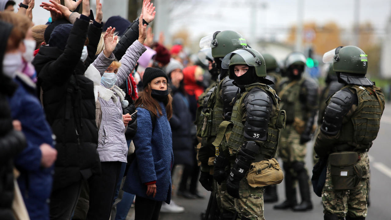 عناصر أمن يمنعون تقدم متظاهرين خلال مسيرة للمعارضة من وسط مينسك إلى موقع يشتهر بعمليات إعدام خلال الحقبة الستالينية متاخم للعاصمة بتاريخ الأول من تشرين الثاني/نوفمبر 2020