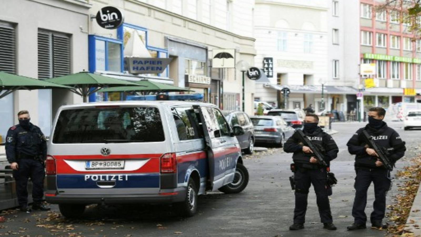 رجال الشرطة يحرسون المنطقة في 3 نوفمبر 2020 بالقرب من مسرح جريمة في فيينا بعد إطلاق نار